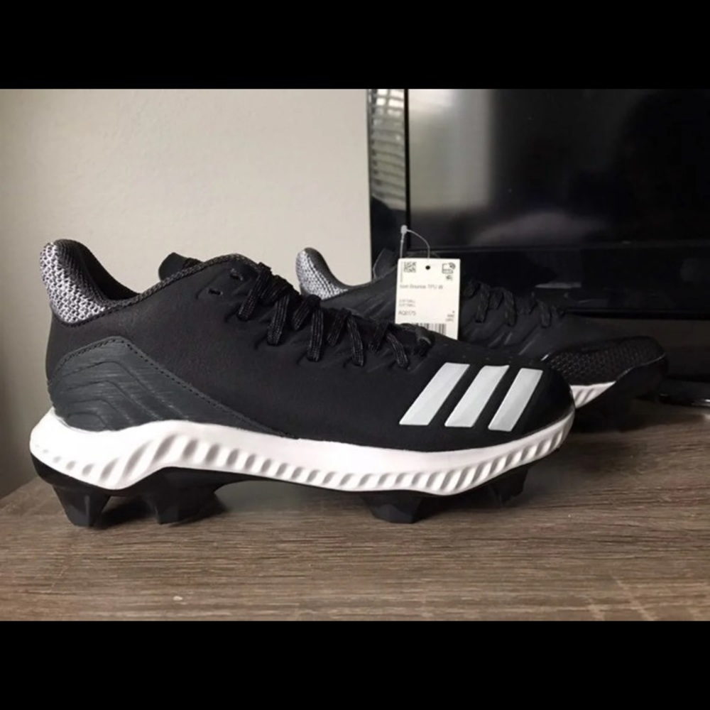 Adidas Women's Cleats 5.5 - Picture 6 of 6